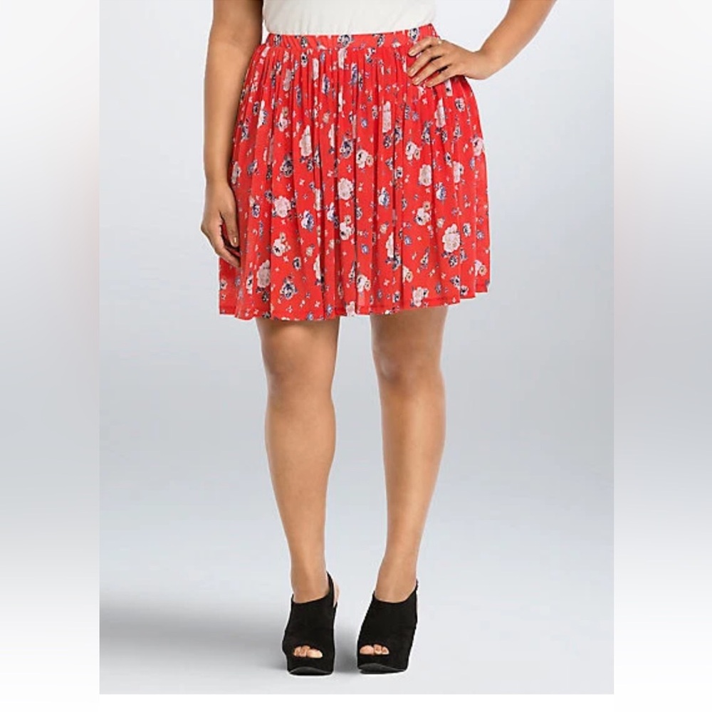 Torrid women’s skirt Red Floral Skater‎ size 00